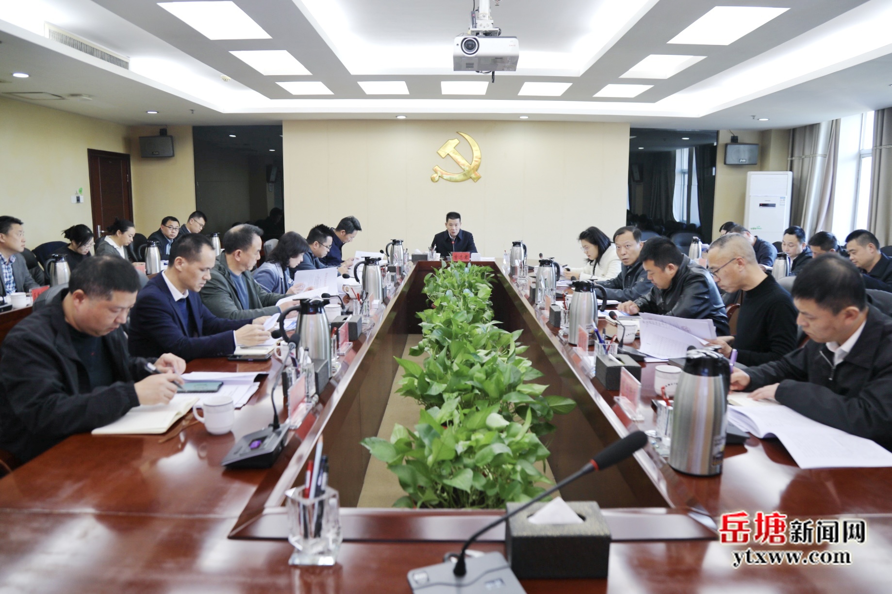 岳塘区生环委三季度例会暨大气污染防治攻坚推进会召开