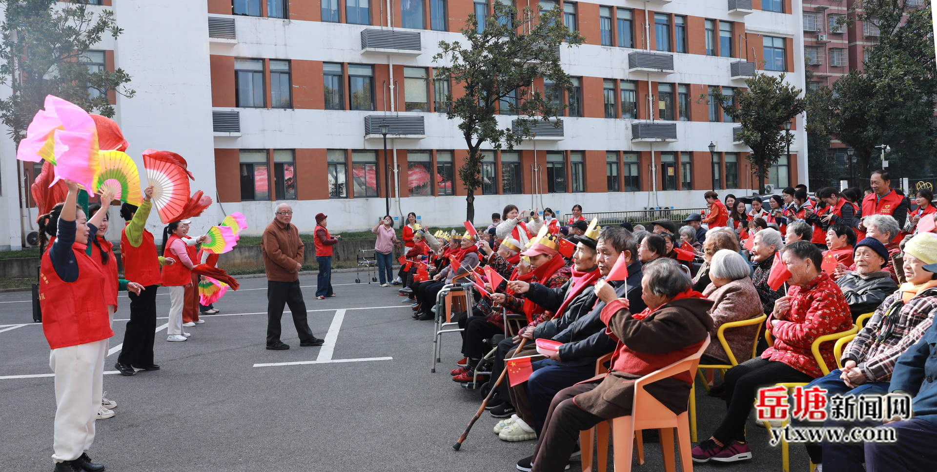 岳塘区摄影家协会开展“情系夕阳”公益生日会 用镜头与温情温暖寿星心
