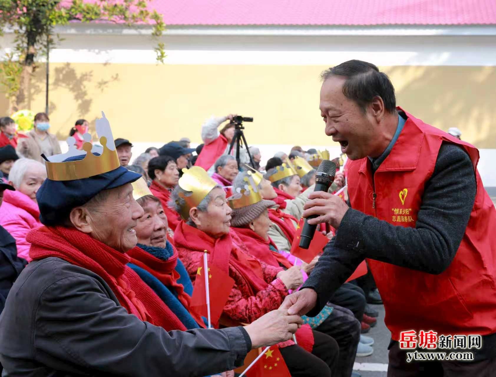 岳塘区摄影家协会开展“情系夕阳”公益生日会  用镜头与温情温暖寿星心