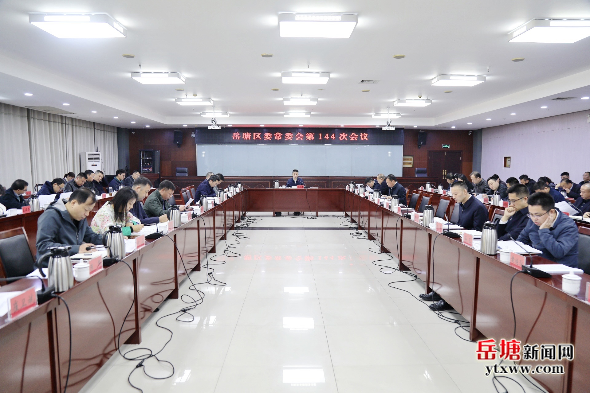 曾志君主持召開岳塘區(qū)委常委會第144次會議