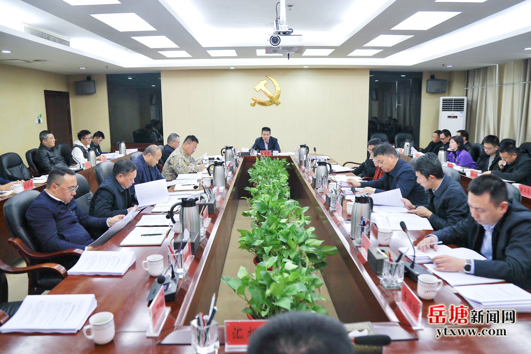 曾志君主持召開岳塘區(qū)委常委會第145次會議