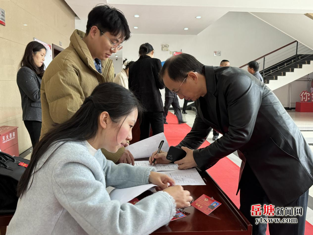 兩會(huì)進(jìn)行時(shí)丨區(qū)政協(xié)委員報(bào)到 懷揣民意心系民生