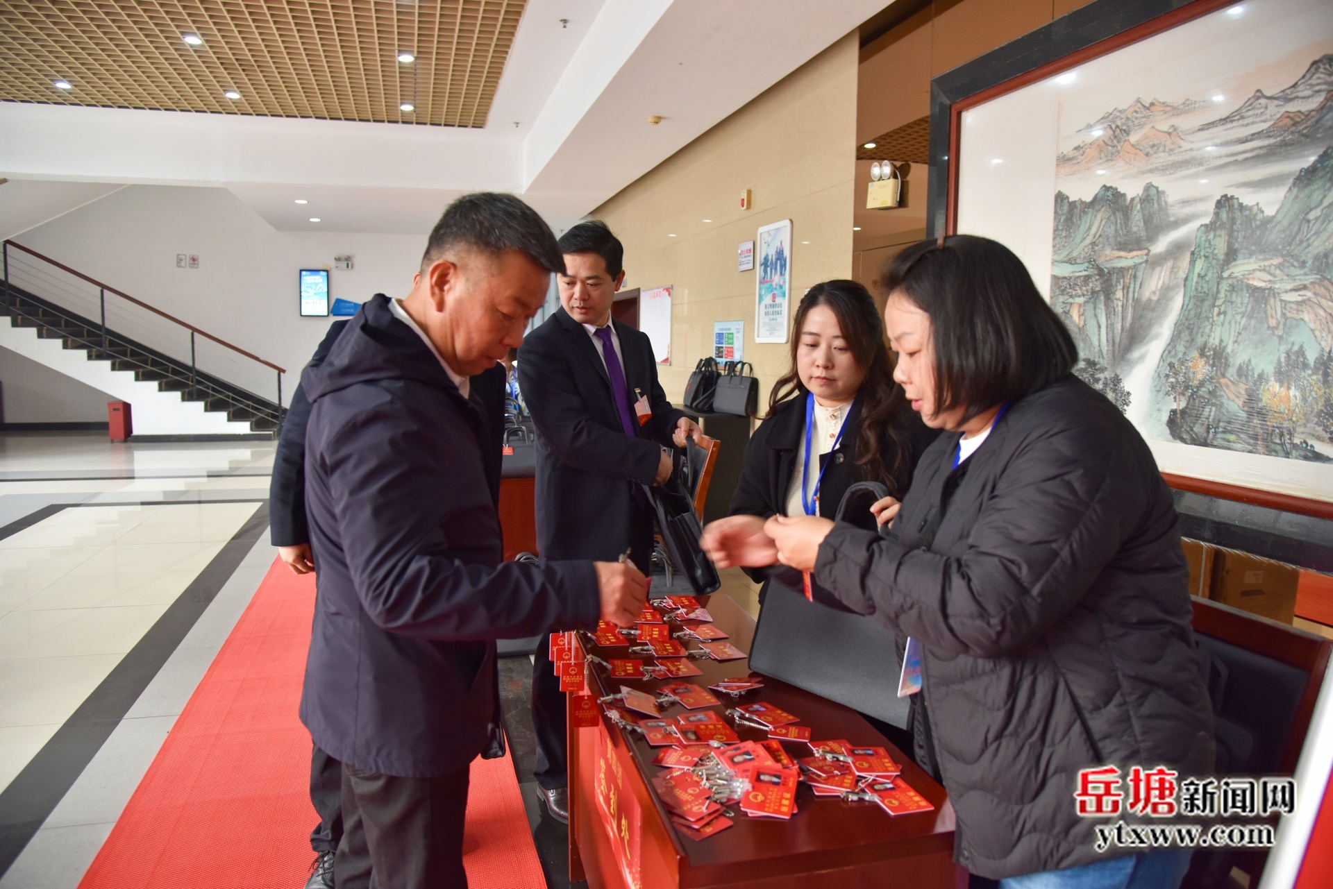 兩會進行時｜岳塘區(qū)人大代表報到 攜“民聲”赴盛會