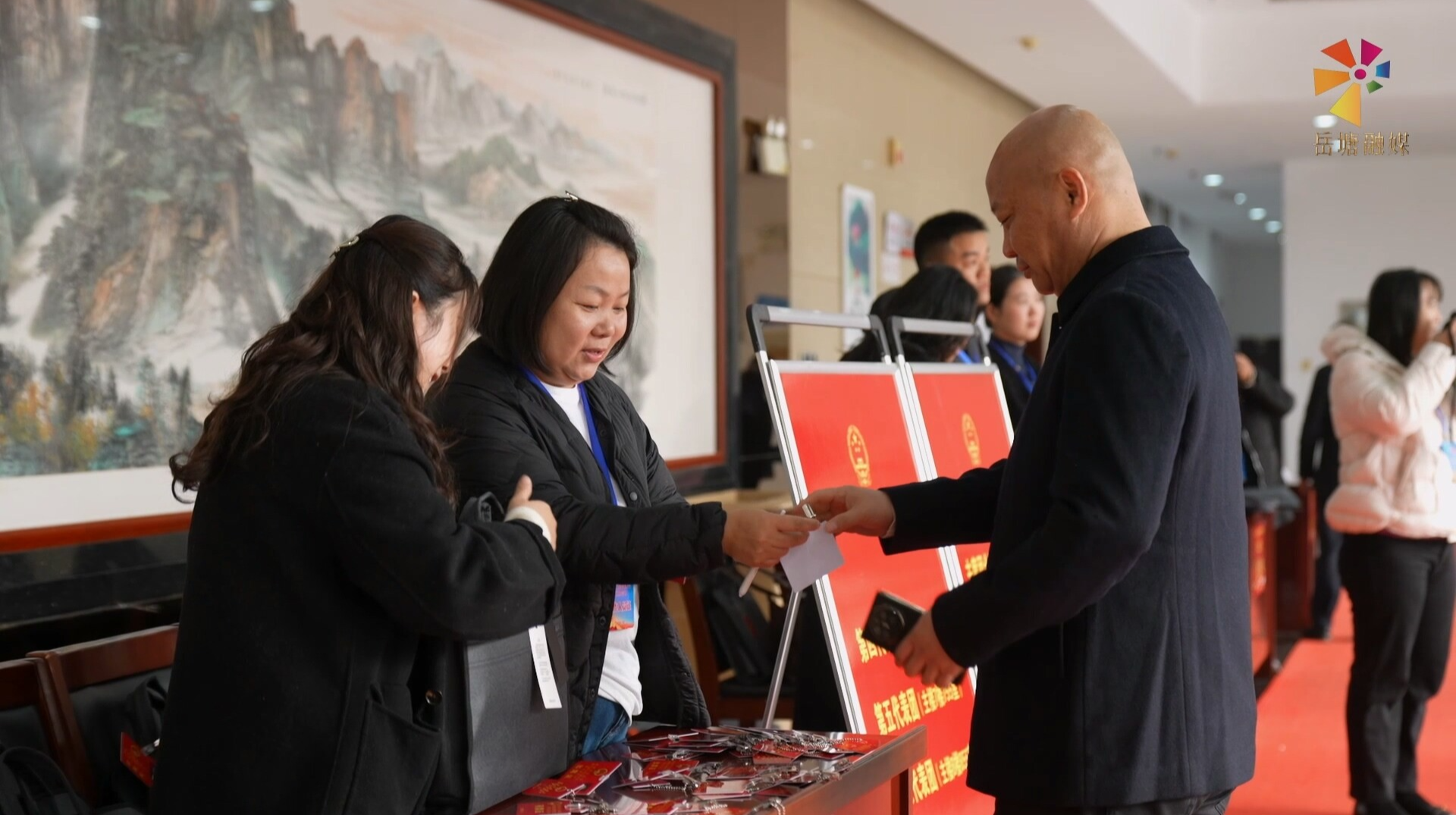 兩會(huì)進(jìn)行時(shí)｜區(qū)人大代表報(bào)到 凝心聚力謀發(fā)展 履職盡責(zé)獻(xiàn)良策