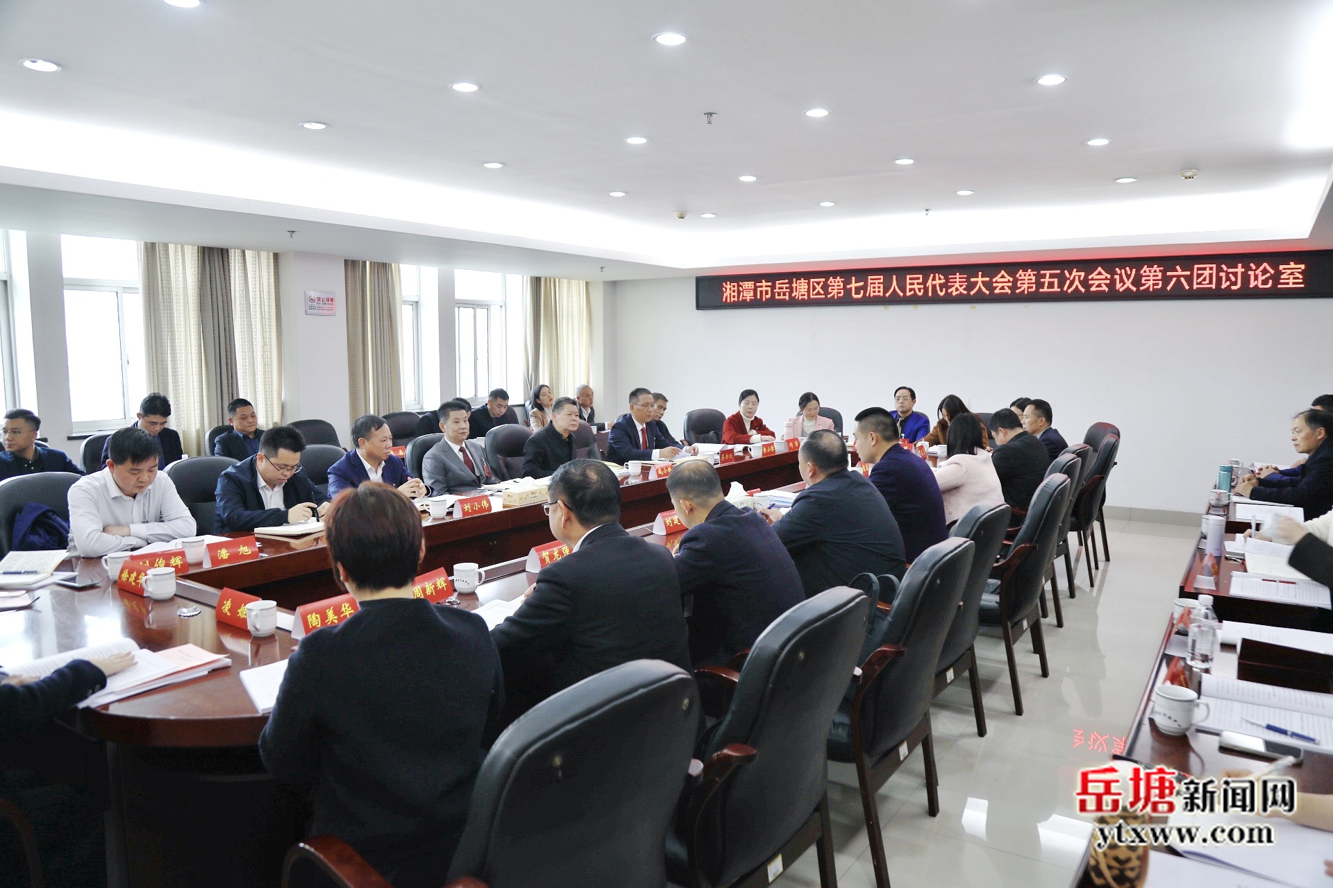 兩會(huì)進(jìn)行時(shí)｜曾志君參加湘潭市岳塘區(qū)第七屆人民代表大會(huì)第五次會(huì)議分團(tuán)討論