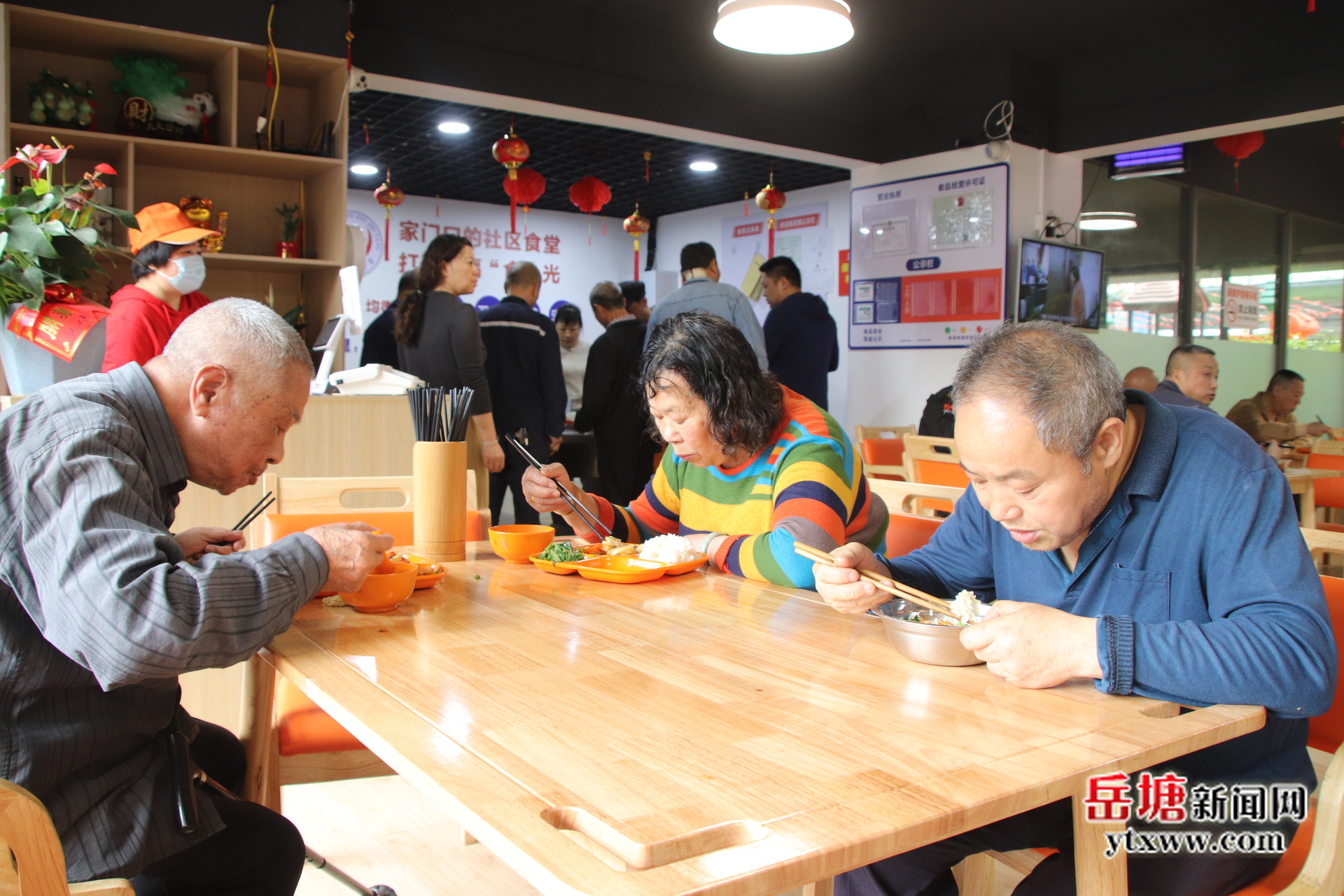 岳塘區(qū)2025年建成6個社區(qū)老年助餐點