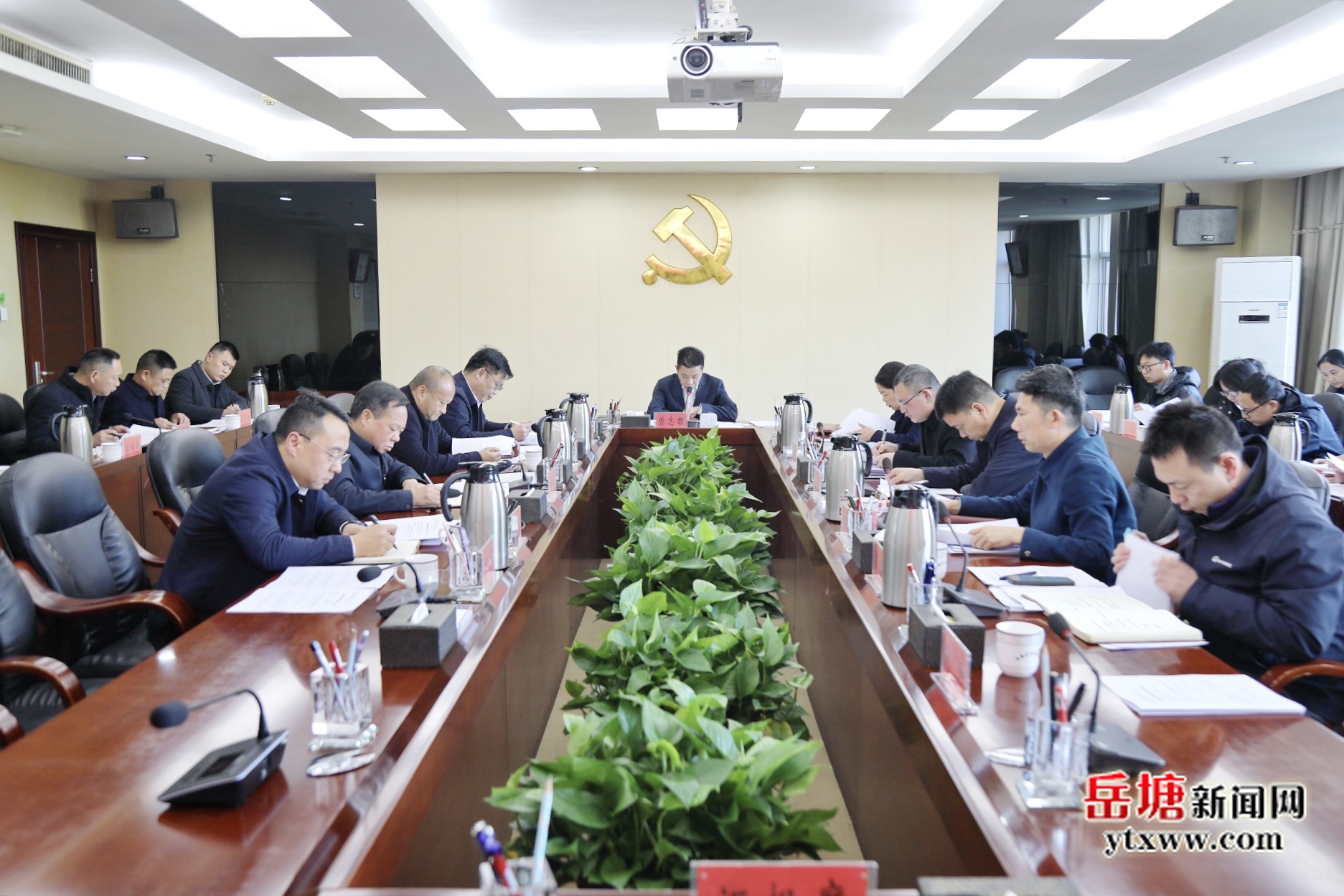 曾志君主持召開岳塘區(qū)委常委會第147次會議