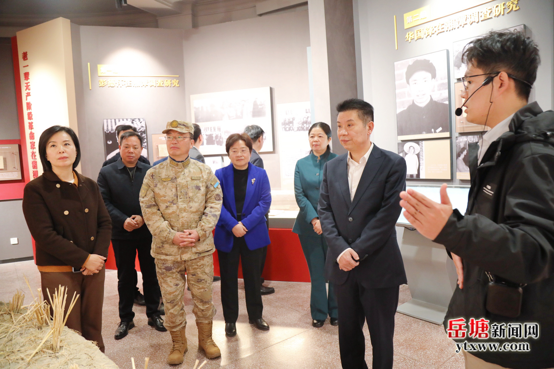 岳塘區(qū)委理論學(xué)習(xí)中心組開展2025年第十四次集體學(xué)習(xí)