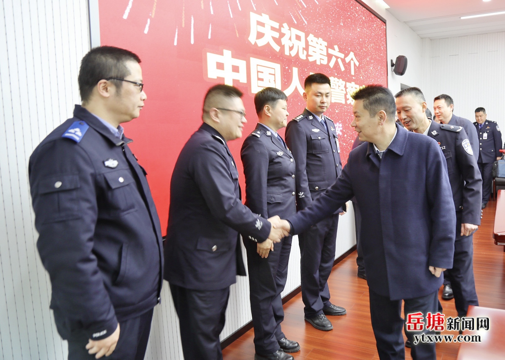 第六個(gè)中國人民警察節(jié) 曾志君走訪慰問基層民輔警