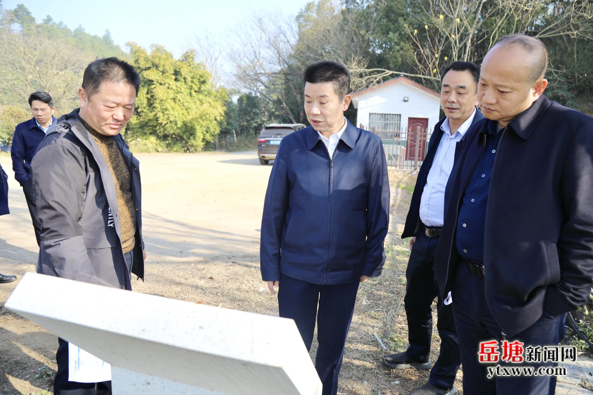 曾志君调研滨江路建设并开展巡林巡河工作