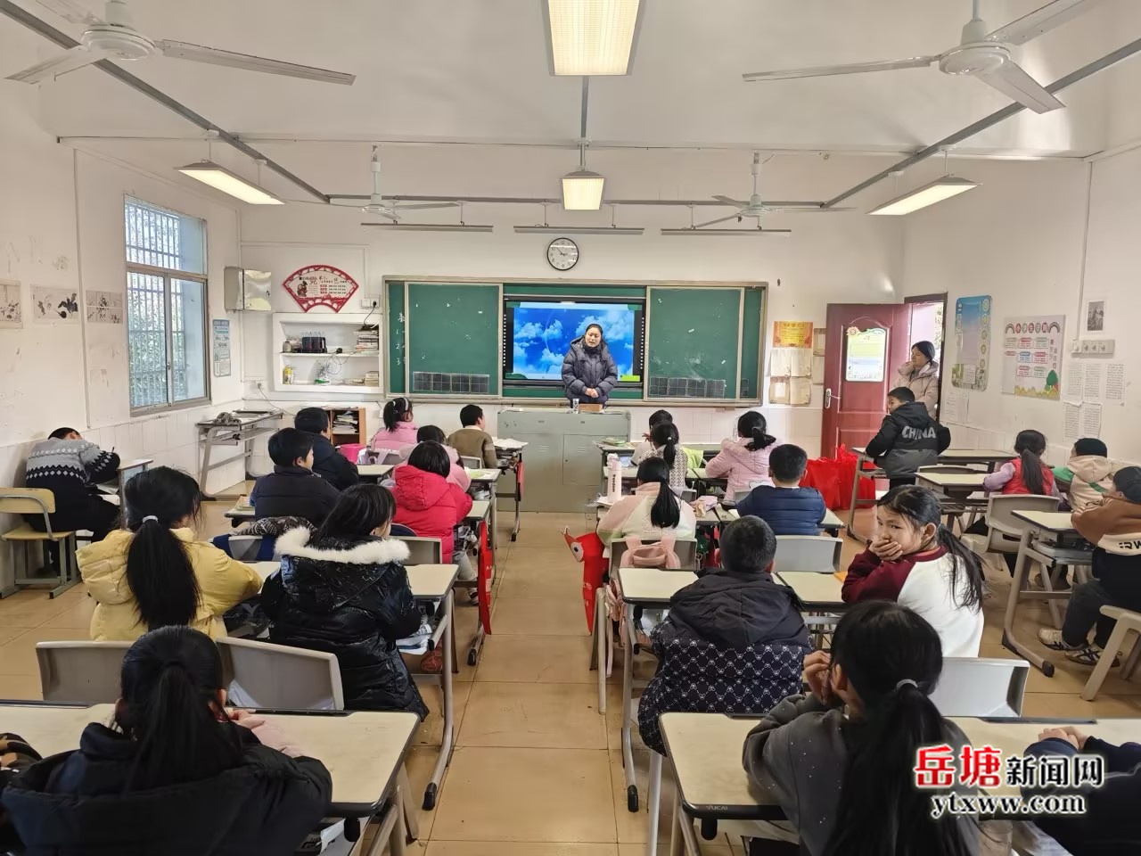 岳塘區(qū)人社局走進(jìn)農(nóng)村小學(xué)送溫暖 將就業(yè)崗位捎到孩子家中