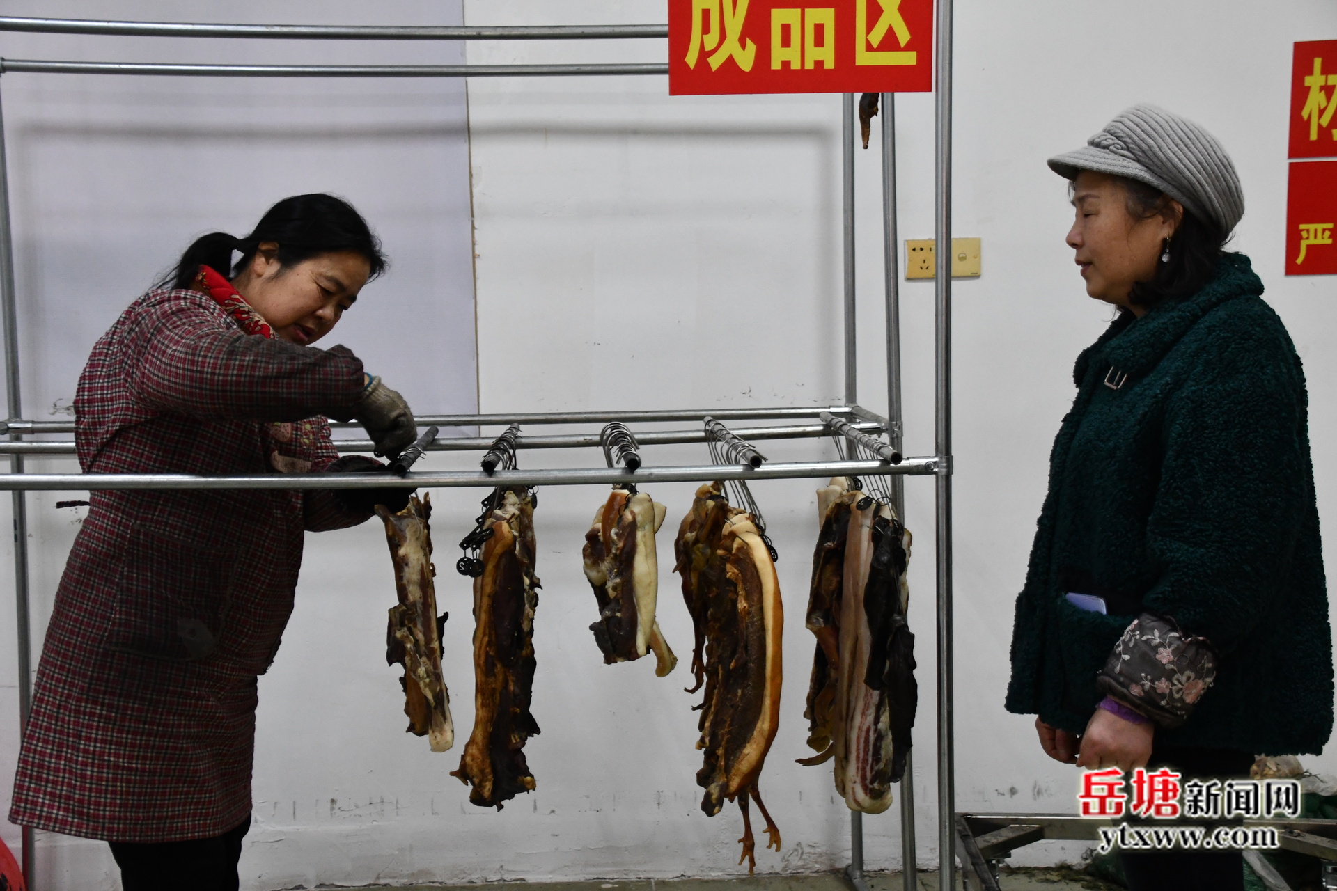 新春走基層丨岳塘區(qū)設置4個臘制品環(huán)保熏制點 已為居民免費熏制臘味超3萬斤