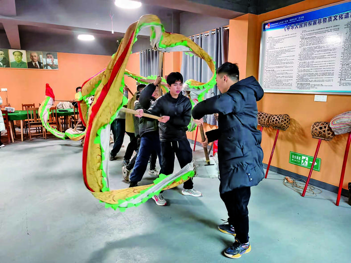 【湘潭日?qǐng)?bào)】非遺薪火傳 少年舞龍忙  岳塘區(qū)寒假公益培訓(xùn)班助力“湘潭火龍”活態(tài)傳承