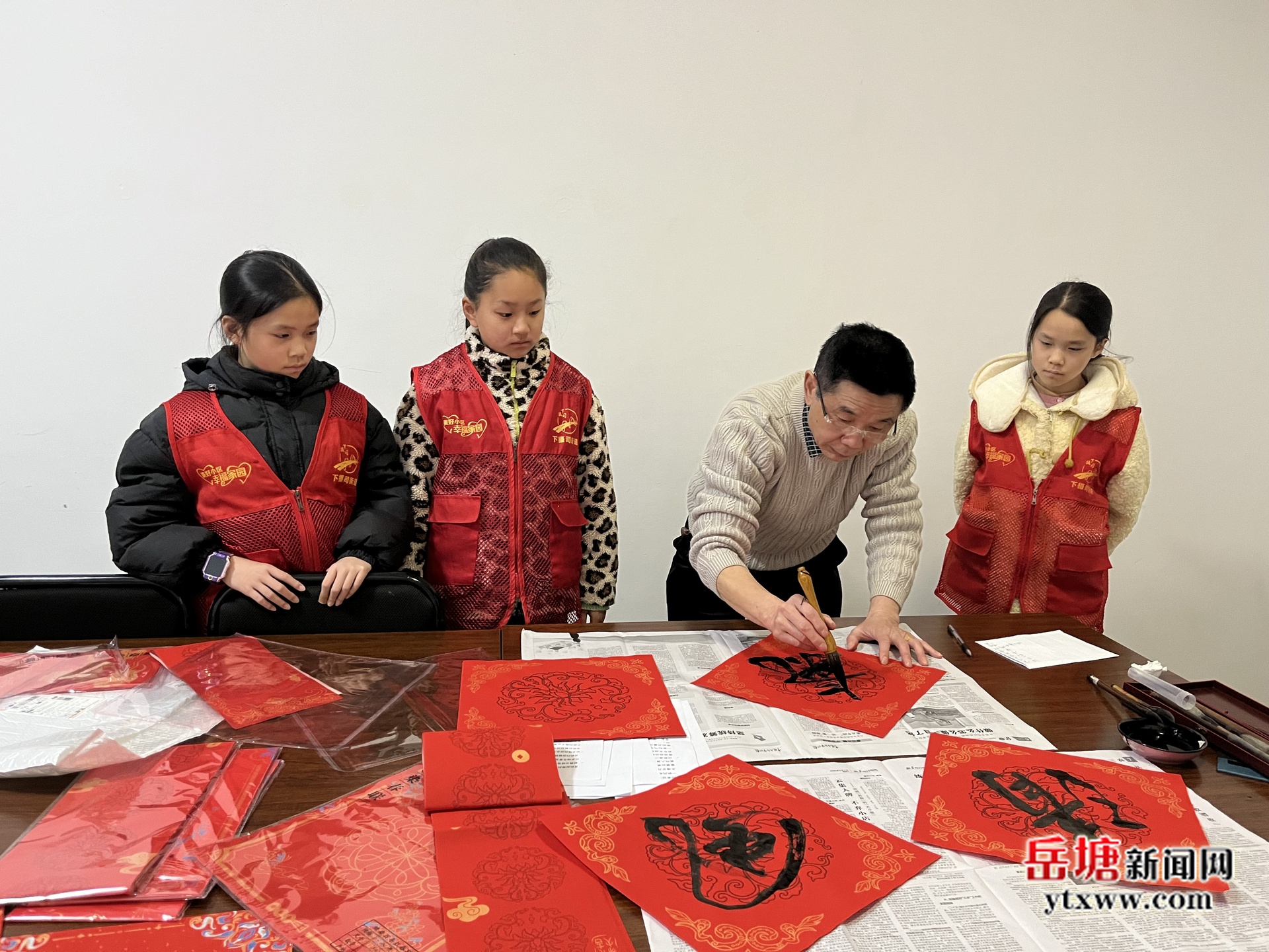 翰墨飄香傳“廉”意 長(zhǎng)城社區(qū)開(kāi)展“迎春送廉”主題文化惠民活動(dòng)