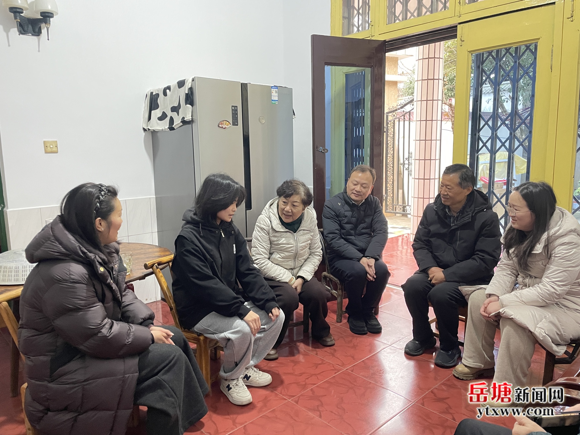 岳塘區(qū)關工委：寒冬送暖沁心扉 關愛助學顯擔當