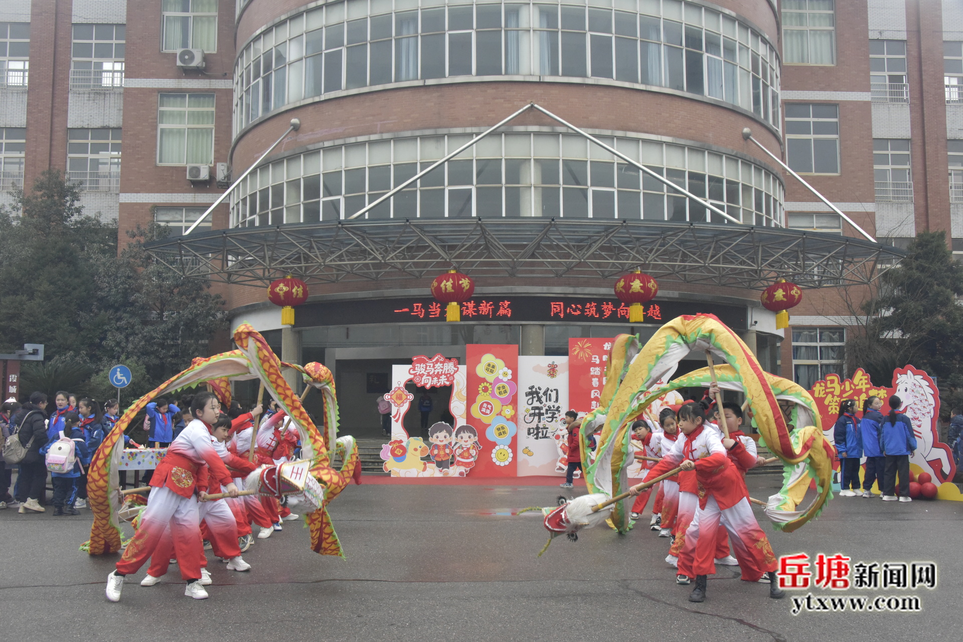 岳塘區(qū)中小學(xué)校今日開學(xué)