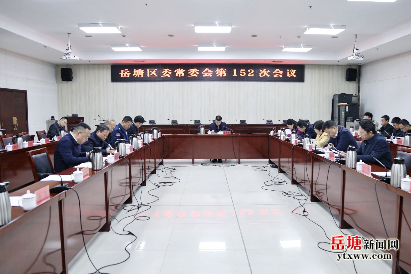 曾志君主持召開岳塘區(qū)委常委會(huì)第152次會(huì)議