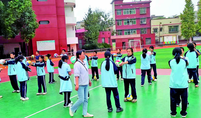 【湘潭日報】“雷”厲風行從教路，“紅”心一片育英才 ——記岳塘區(qū)湘鋼二中教師雷紅軍