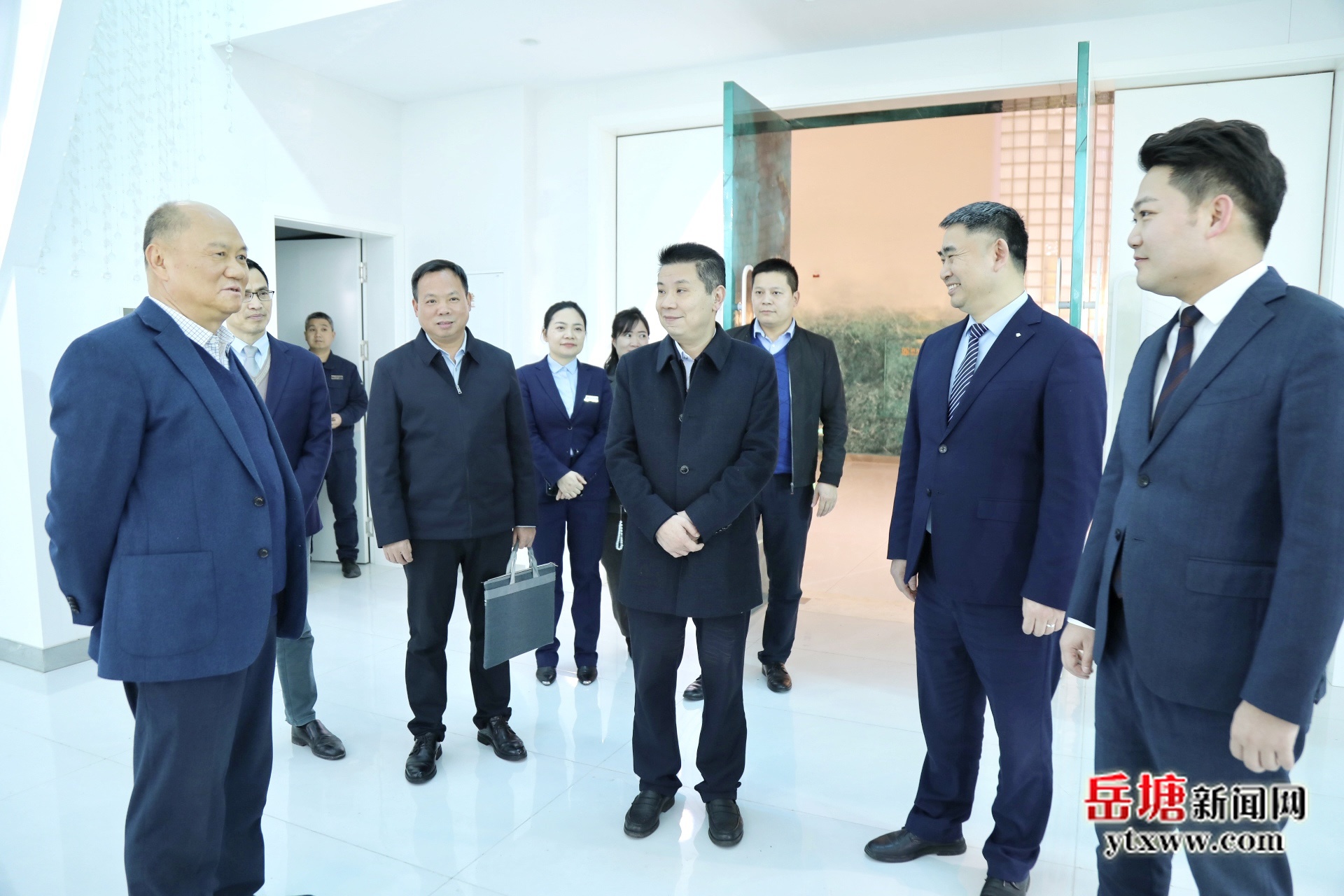 曾志君到華都國際大酒店開展“企業(yè)服務(wù)年”調(diào)研