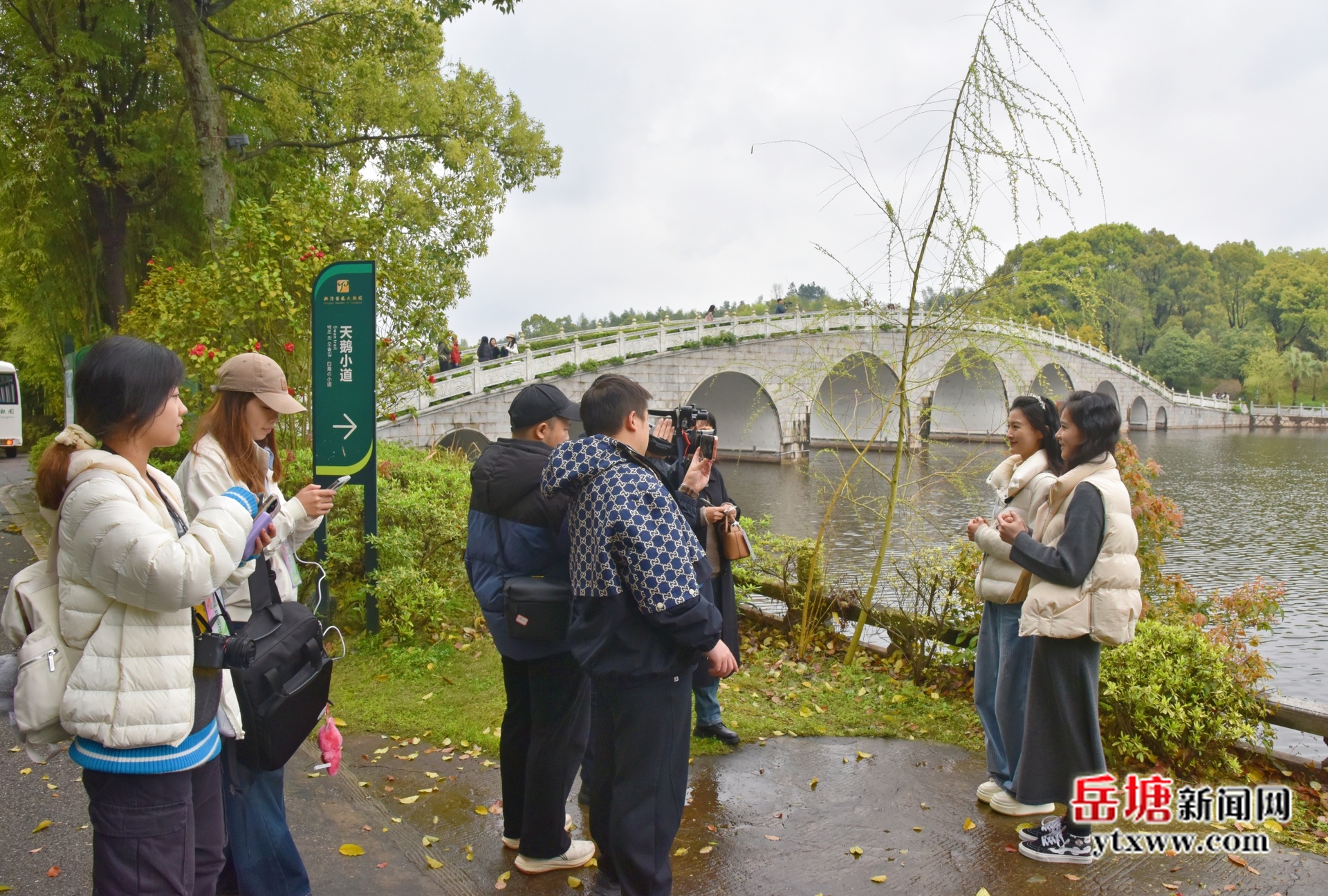 “紅色熱土 青春湘潭”網(wǎng)絡(luò)名人采風(fēng)活動走進岳塘 定格春日文旅好風(fēng)光