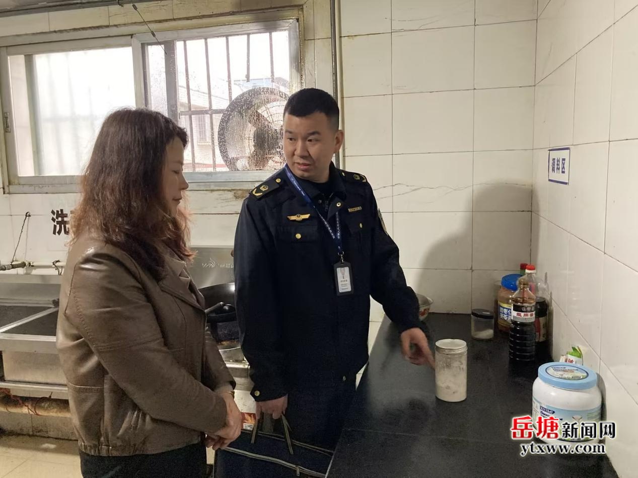 寶塔市場(chǎng)監(jiān)督管理所開展養(yǎng)老機(jī)構(gòu)食品安全專項(xiàng)檢查 筑牢老年群體舌尖安全防線