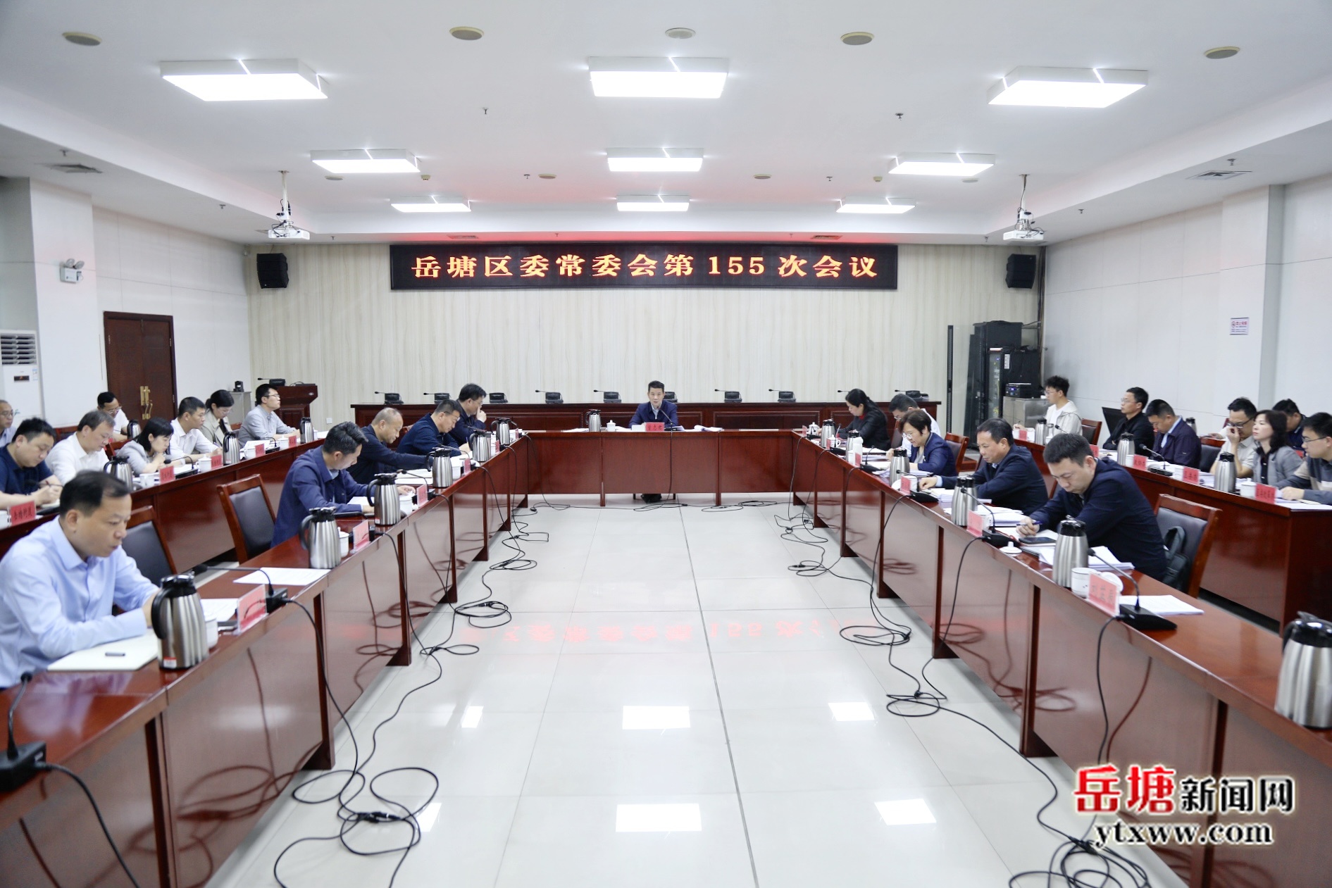 曾志君主持召開岳塘區(qū)委常委會(huì)第155次會(huì)議