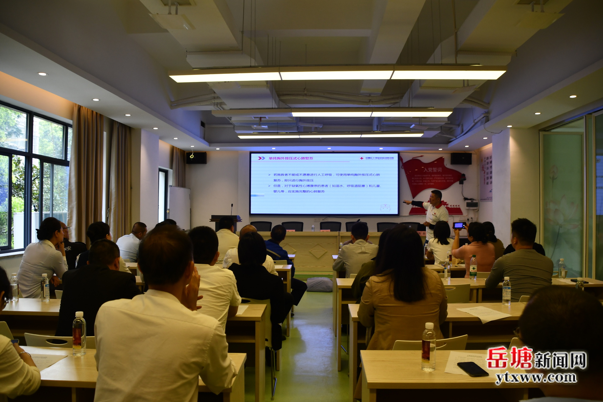 “人大代表護(hù)航 應(yīng)急救護(hù)同行”長(zhǎng)塘社區(qū)CPR+AED應(yīng)急救援專項(xiàng)培訓(xùn)舉行