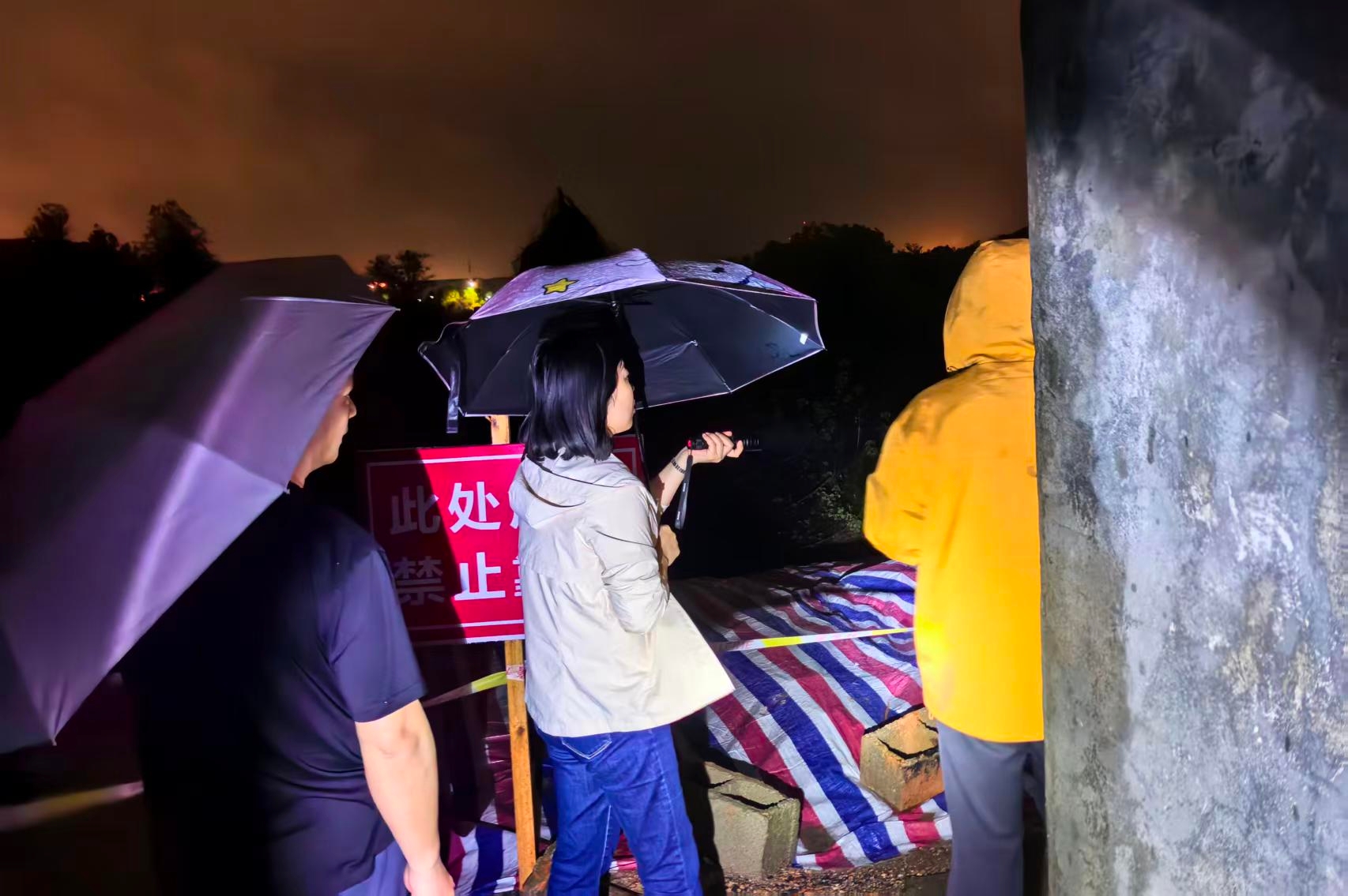 板塘街道緊急轉(zhuǎn)移地質(zhì)災(zāi)害隱患點(diǎn)群眾11戶30人