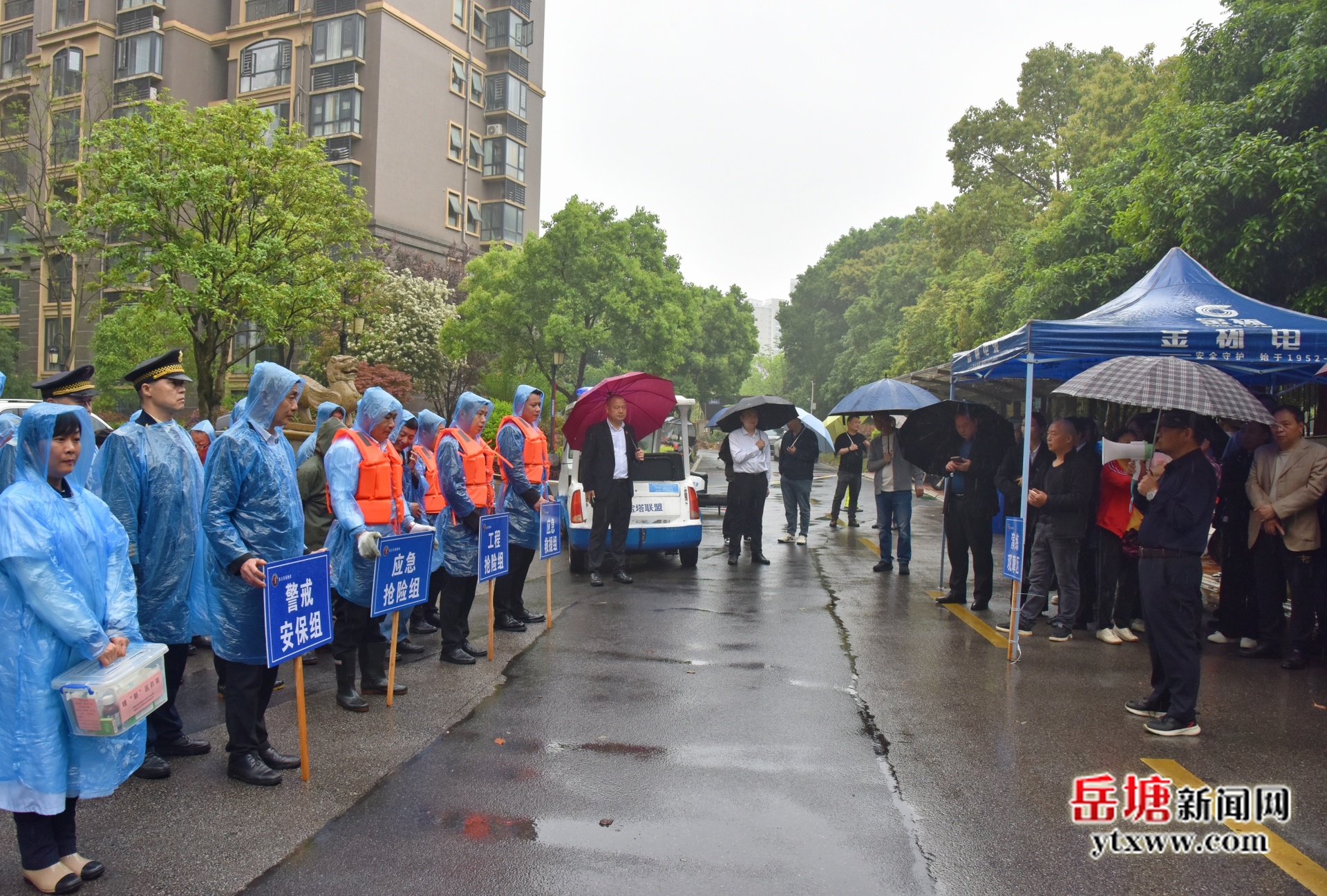 以練筑防！岳塘區(qū)組織開展住宅小區(qū)防汛應(yīng)急演練