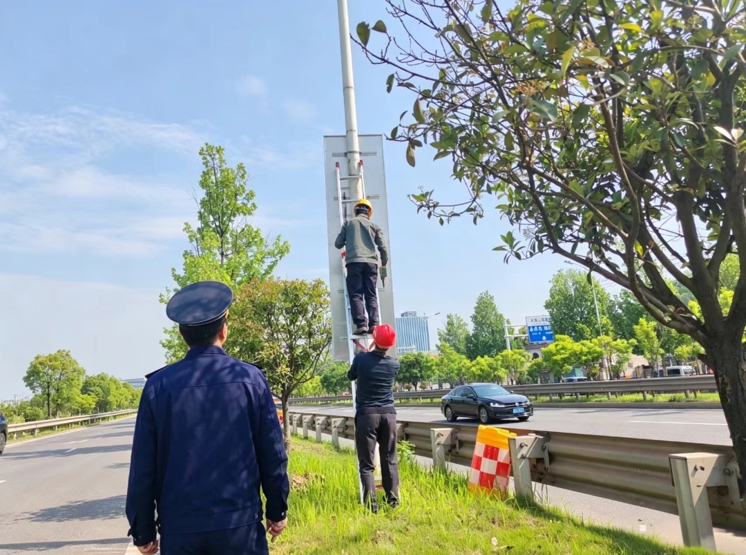 區(qū)城管局：“五一”節(jié)前整治戶外廣告 擦亮城市顏值