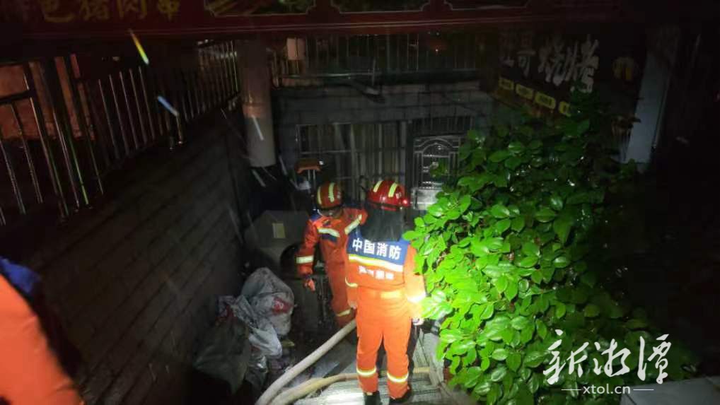 岳塘区多处突发内涝，消防连夜出击排险