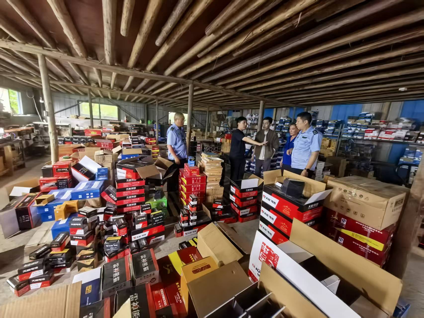 岳塘区市场监督管理局重拳出击查处非法制假售假黑窝点