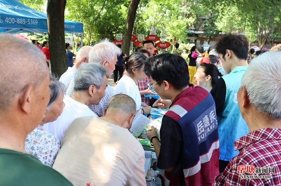 科学膳食筑牢健康防线——区疾控中心开展营养周系列宣传活动