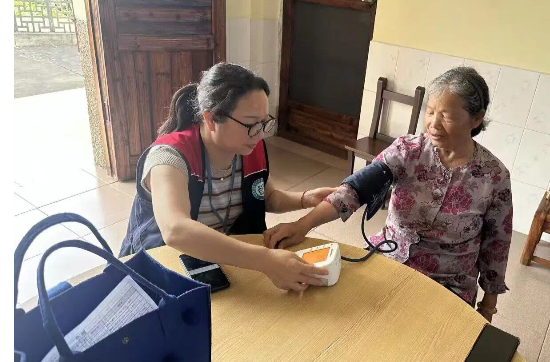 实施“开局八好” 岳塘进行时丨荷塘街道社区卫生服务中心：上门服务送健康 家签履约暖民心
