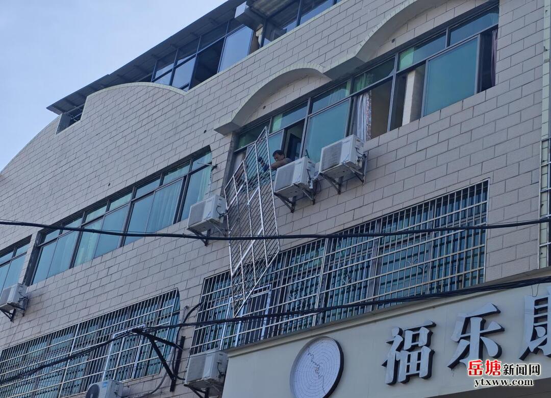 盘龙社区：拆窗破网除隐患 畅通养老“生命通道”