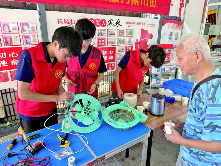 【湘潭日报】党建引领聚合力  长城社区携手高校开展“三下乡”志愿服务