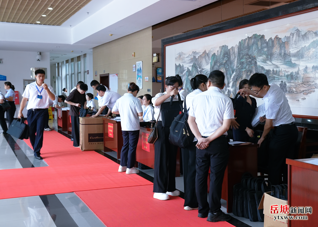 聚焦党代会丨肩负使命赴盛会 凝心聚力启新程——出席中国共产党湘潭市岳塘区第八次代表大会的党代表向大会报到