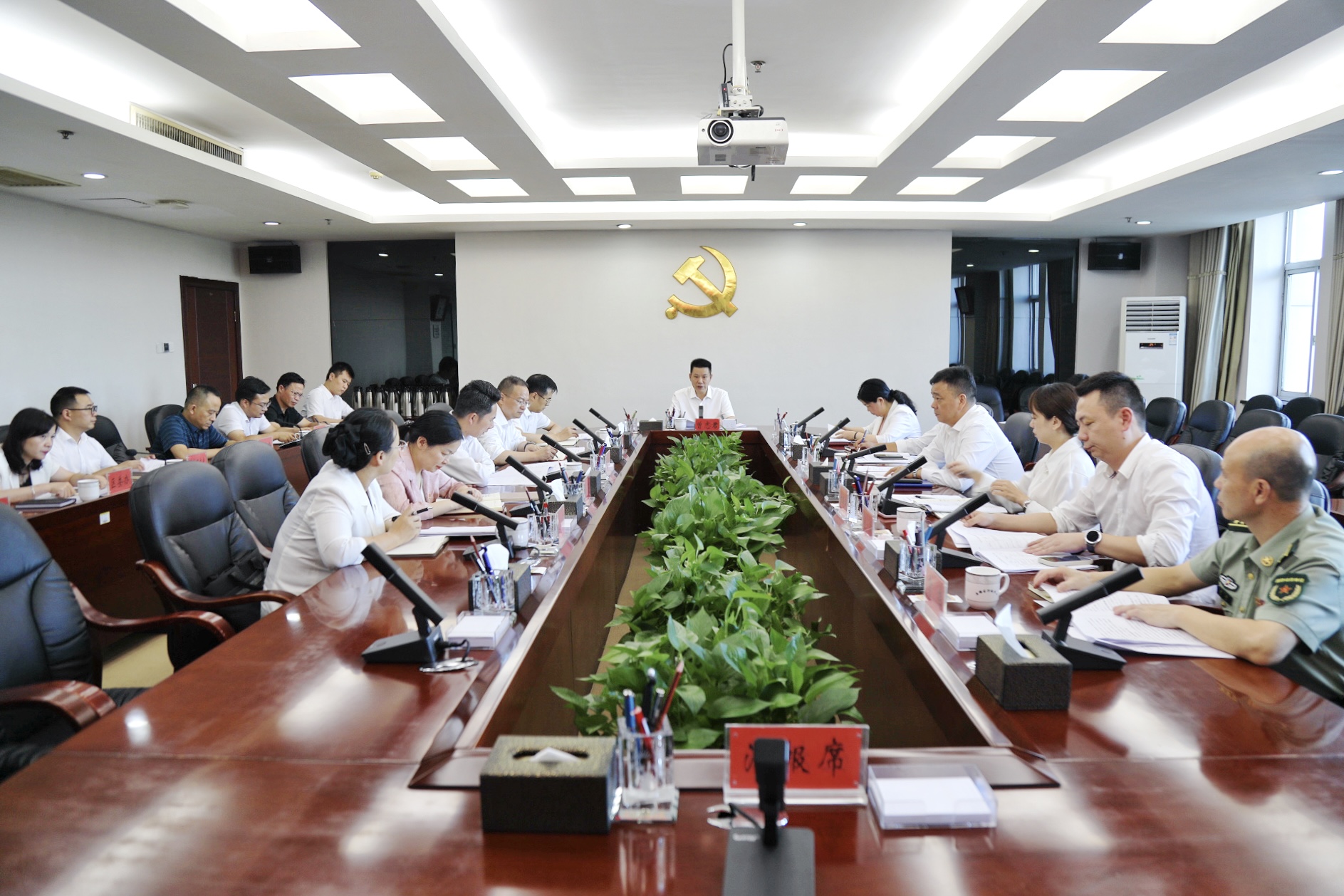 曾志君主持召开岳塘区委常委会第1次会议