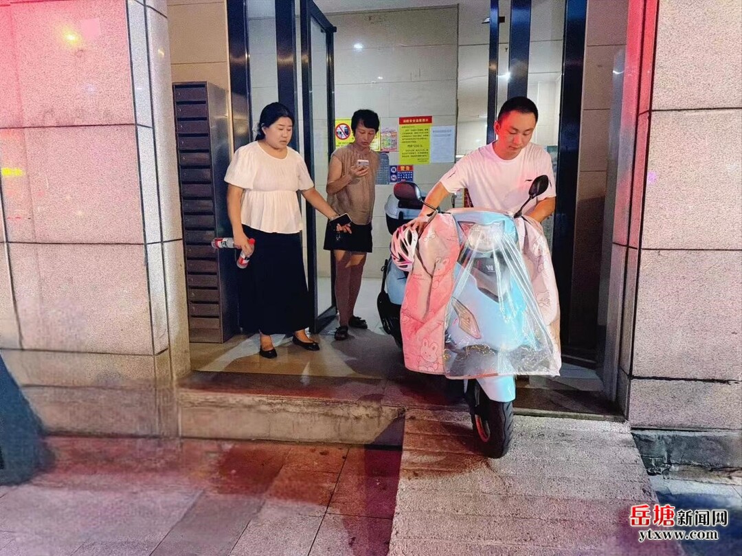 筑牢安全“防火墙”！岳塘区建设路街道开展消防安全夜查 纵深推进“十大攻坚”行动