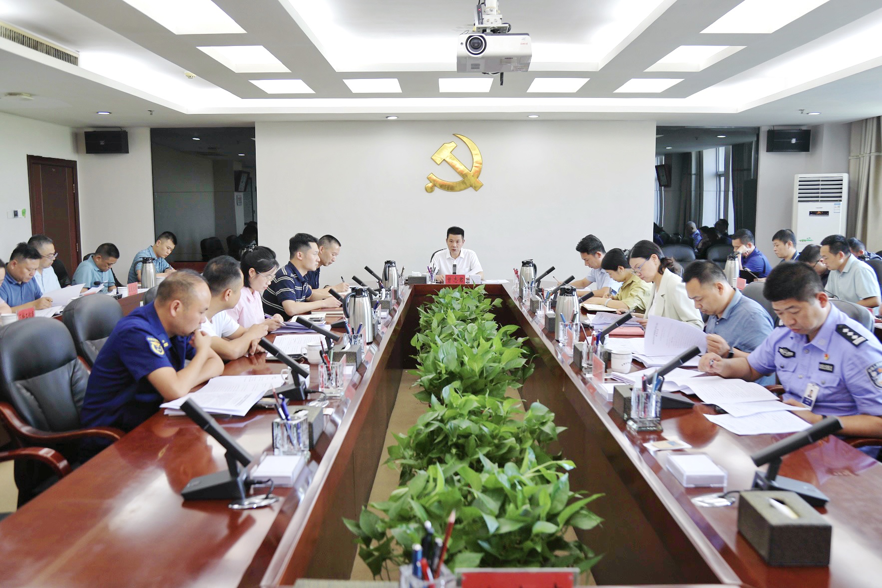 曾志君主持召开全区安全隐患大排查大整治和消防领域“十大重点攻坚”行动调度会