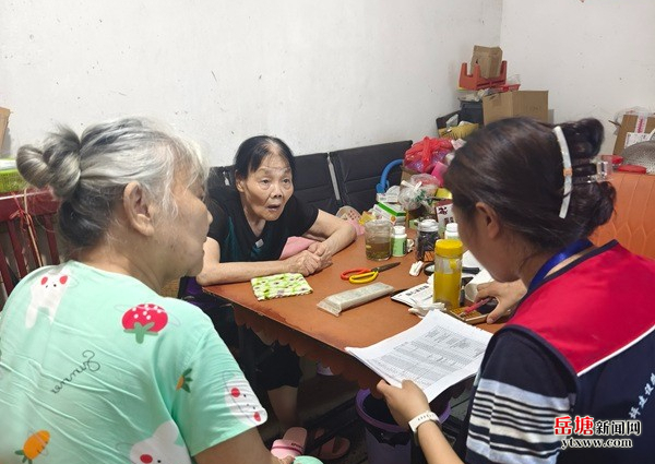 三角坪社区联合家庭医生团队提供上门健康服务
