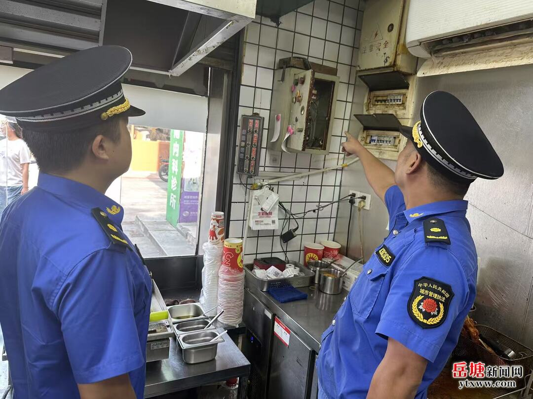 油烟直排被罚！岳塘城管查处莲城步行街一炸鸡店