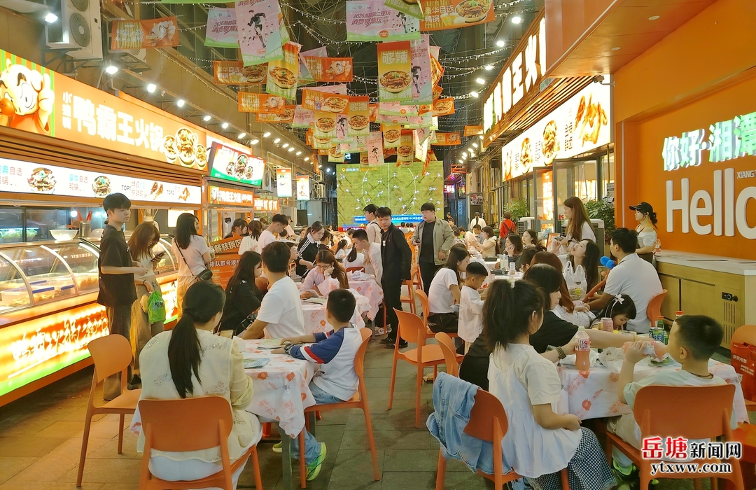 “湘超”第二现场遍燃岳塘 多点联动观赛嗨翻莲城夜经济