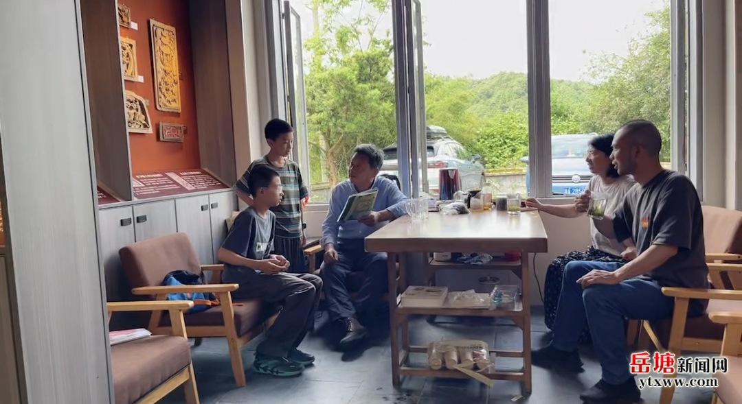 党群润童心 艺启新思维——昭山镇七星村把美育课堂搬进木雕馆