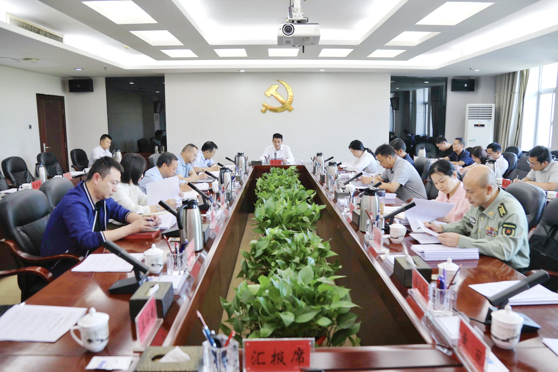 曾志君主持召开岳塘区委常委会第8次会议