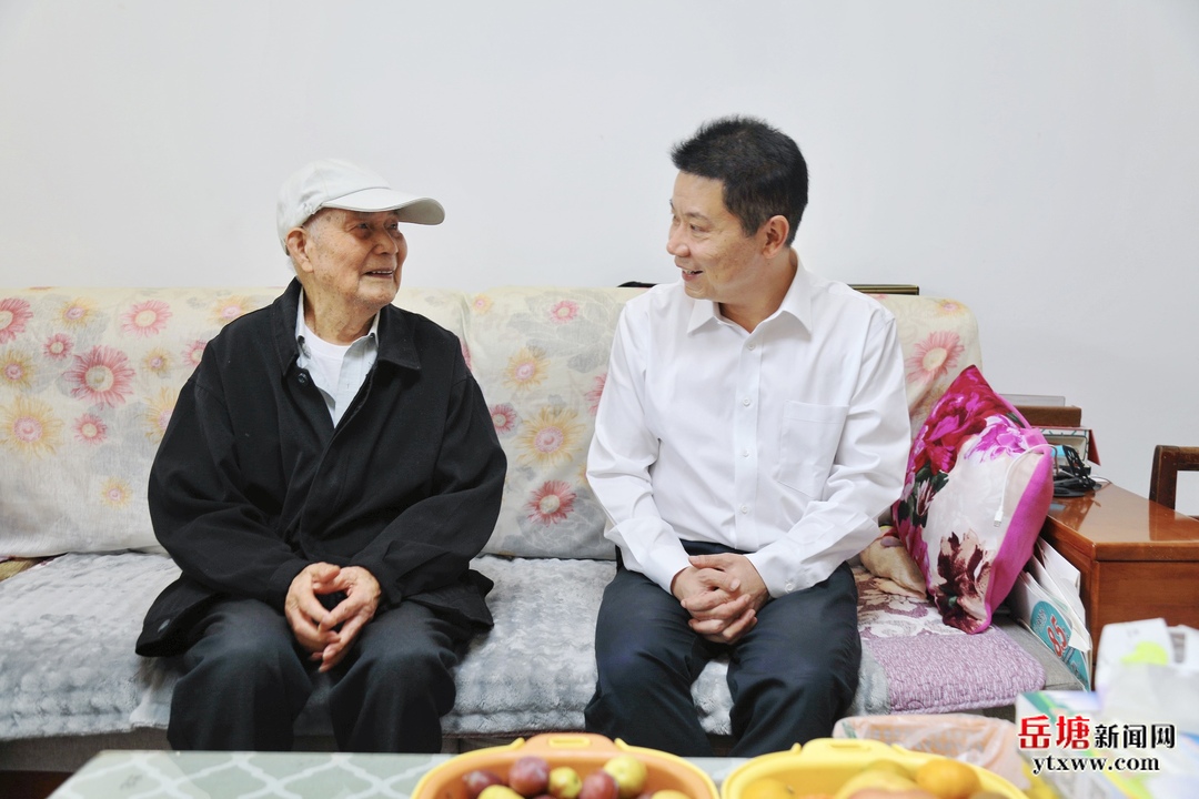 重阳节前夕 曾志君走访慰问百岁老人和退休老干部