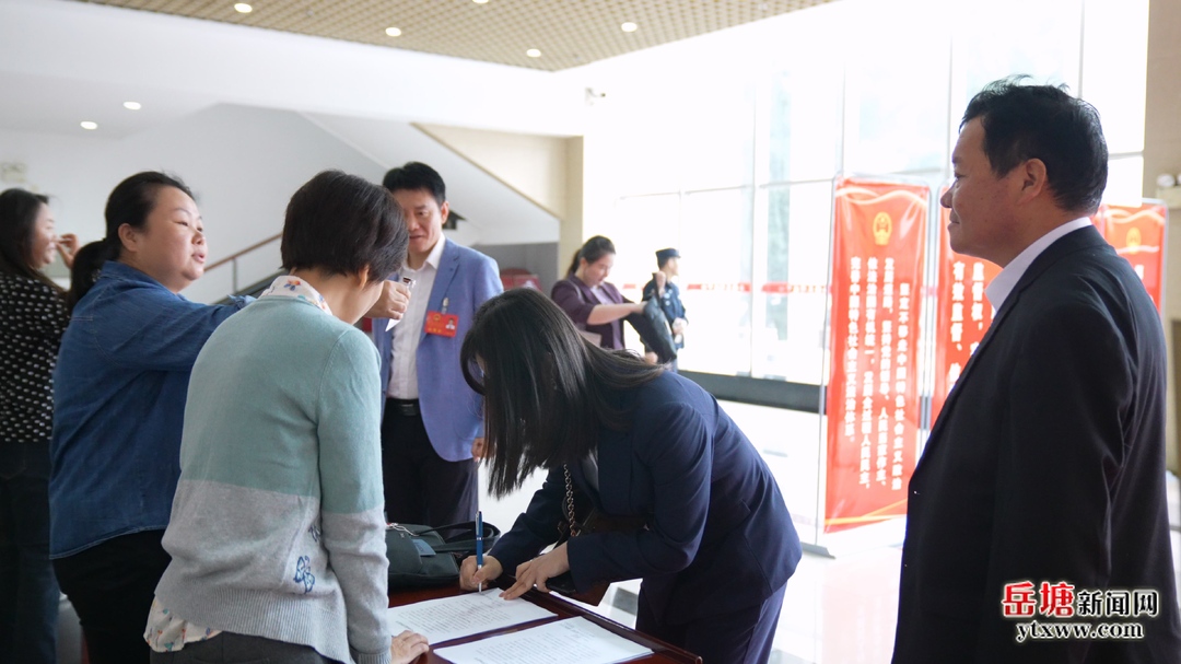 两会进行时丨履职为民谱新篇 区人大代表向大会报到