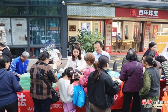 普及健康生活方式 守护群众身心健康——市、区疾控中心联合开展“三减三健”宣传活动