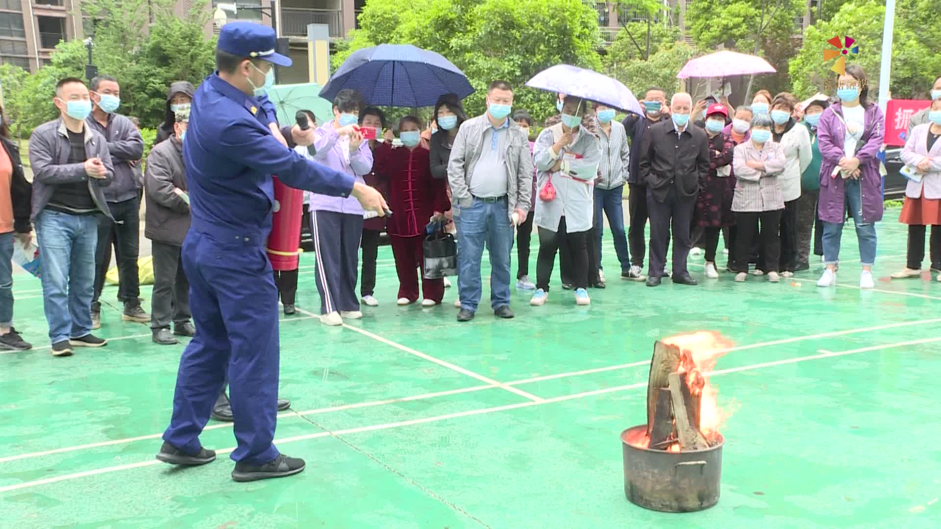 昭山鎮(zhèn)開(kāi)展消防滅火演練暨應(yīng)急管理宣傳“五進(jìn)”活動(dòng)