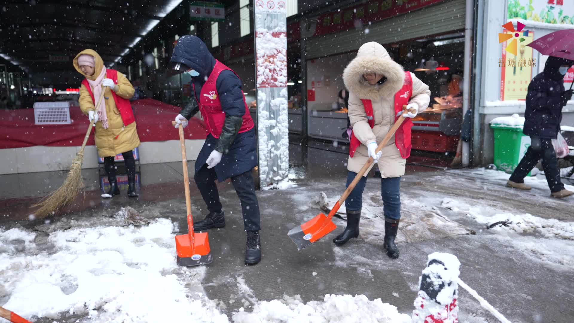 岳塘区党员干部志愿者铲雪除冰在行动